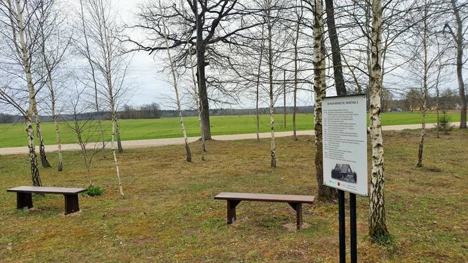 Paminklo Rinkūnų kaimo mokyklai Rinkūnų kaimo pakraštyje teritorija. Tomos Mikalajūnaitės nuotrauka, 2020